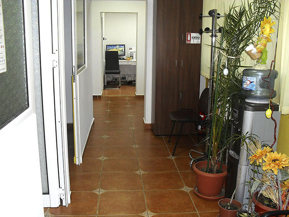 Second hallway connecting the examination rooms of the Dr. Vaetisi Medical Center 